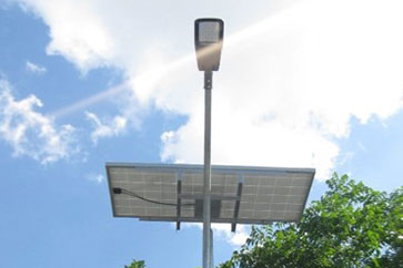 Instalasi solar panel untuk lampu jalan